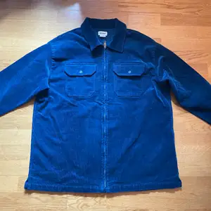 Knappt använda blå overshirt jacka i strlk L från weekday perfekt till sommaren.