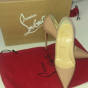 Louboutin  - Hej säljer mina fina Louboutins använda bara 2 gånger köpta på Savanhas i Stockholm säljer dom för endast 3000 kr