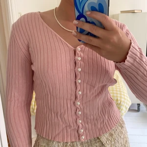 Kofta med pärlor - Ribbad kofta med pärlor