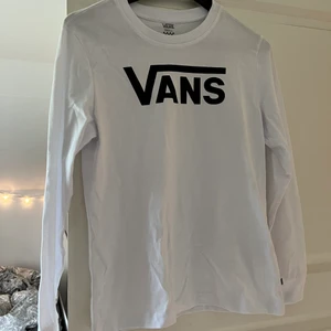 Vans tröja - Säljer denna vita vans långärmade tröjan, aldrig använd köpt för ca 2 månader sen, storlek small, nyskick säljer för 150kr + frakt🤩
