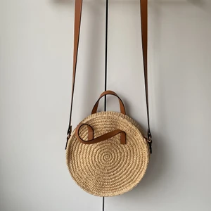 Hm strandväska  - Rund starndväska från hm i fint skick. Andvänd två gånger. 25 cm i diameter. 