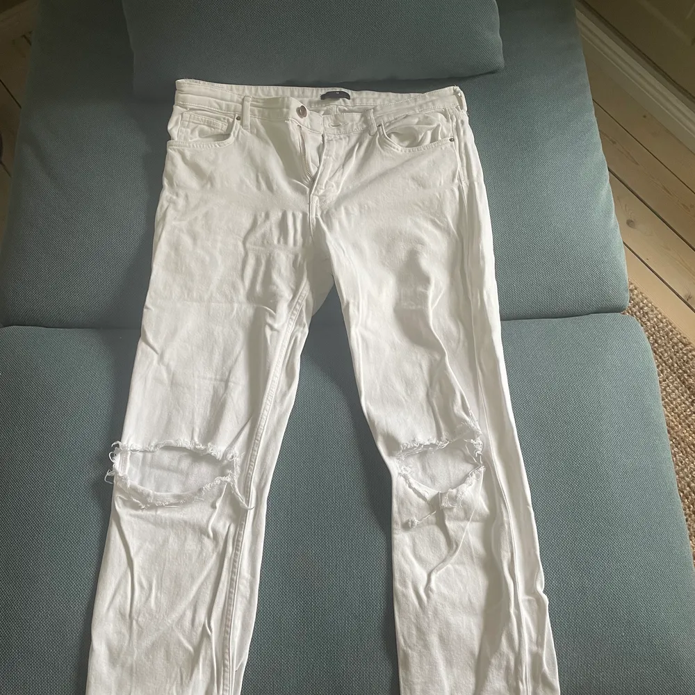 Vita H&M jeans med hål på knäna. Ursprungligen damjeans men jag har haft de så jag räknar de som unisex! Storlek 31!. Jeans & Byxor.