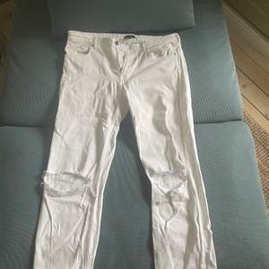Vita H&M jeans med hål på knäna. Ursprungligen damjeans men jag har haft de så jag räknar de som unisex! Storlek 31!