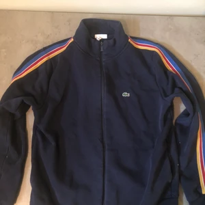 Lacoste  - Säljer min Lacoste tröja då den tyvärr blivit för liten för mig.