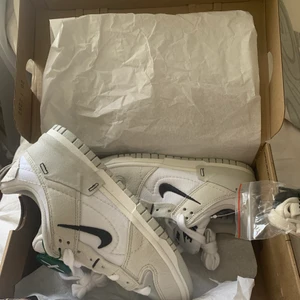 Helt nya Nike Dunk Low Disrupt - Säljer dessa dunks i färgen pale ivory black. Råkade beställa hem fel storlek och ser om jag kan sälja vidare de istället. Helt nya och äkta, aldrig använda.  Köparen står för frakten. Originalboxen och allt som fanns med medföljer.🫶🏼