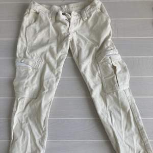 These cargo pants look brand new, and are very trendy! 