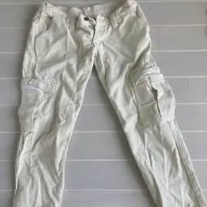 These cargo pants look brand new, and are very trendy! 