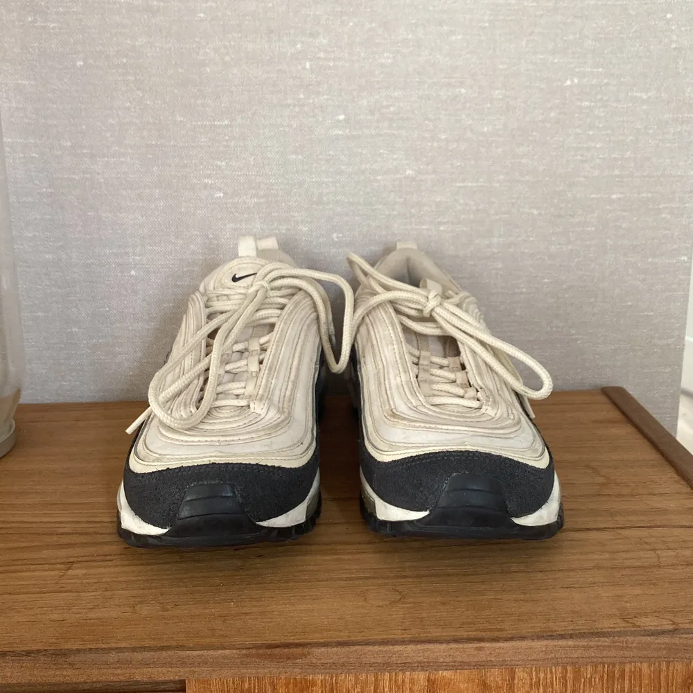 Snygga sneakers från Nike, vet dock inte vad modellen heter. Men fick de av min morbror som jobbar på Nike i USA. Storlek 40,5 men passar mig som har EU 40. Beigea och grå. Syns att de är lite använda men går också o trötta upp dom lite😊. Skor.