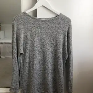 Säljer denna svala tröjan som passar perfekt nu till sommaren💕 (köparen betalar frakten)