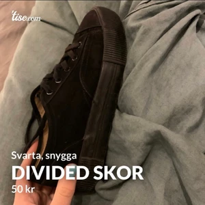 Svarta skor storlek 38 - Storlek 38 men passar 37 också.  Passar till allt. Jättebra skick, men ett skosnöre är lite sönder. Svarar inom ett dygn. Köpare står för frakt. #svartasnygga  #helsvarta