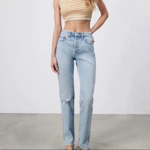 Zara mid waist straight jeans - Knappt använda jeans från Zara som har suttit tajt i min midja därav säljer jag dem. Vid stort intresse startas budgivning🫶