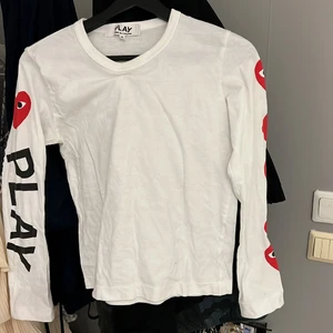 Comme des garcons - Vit långärmad tröja från comme des carcons i storlek S, men liten i storleken mer som en xs. Säljer pga för liten, så knappt använd.❤️❤️