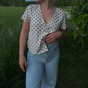 Prickig blus  - Jättefin prickig blus från Rut&Circle Använd endast 1 gång 