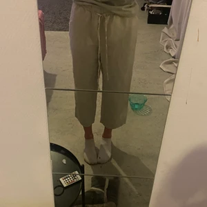 Linnebyxor  - Säljer dessa linnebyxor från h&m då jag beställde dessa men dom är alldeles för korta för mig. Är 173-174. Dessa skulle jag tro passar en som är mellan 155-165 cm. Dessa linnebyxor är oanvända med prislappen kvar. Är slutsålda i butik. Färg: Ljusbeige