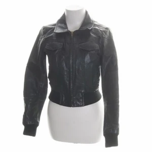 Skinnjacka  - Läderjacka med dragkedja fram! Lite kortare modell.