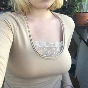 Söt topp - Så söt långärmad topp med spetsdetaljer vid bysten och längst nere. Köpt på sellpy men jättefint skick! Den är mer beige än gul. Köparen står för frakten!🪐🥟