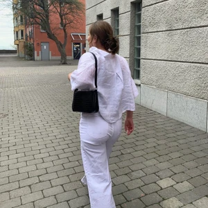 linneskjorta  - Säljer denna jättefina linneskjortan från gina, köpt förra året men är knappt använd! Luftig och skönt perfekt nu till sommaren 