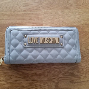 LOVE MOSCCHINO Portmonnä - knappt 1 år gammal i nyskick. Använd enstaka gång. 