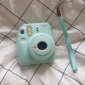 Instax mini 9 - Super bra kamera nu till sommaren!🌞💗 Aldrig använd. Super fin kvalitet. Vet ej vart den är ifrån men den funkar som den ska! OBS!! BILDER FÖLJER EJ MED!! 💗💗