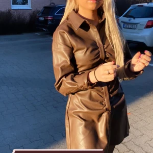 Brun skinnklänning  - Säljer denna bruna skinnklänning från Nelly för 300kr 
