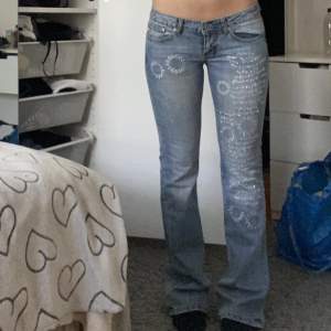 Lågmidjade jeans 💕 ganska små i storleken, bra skick !