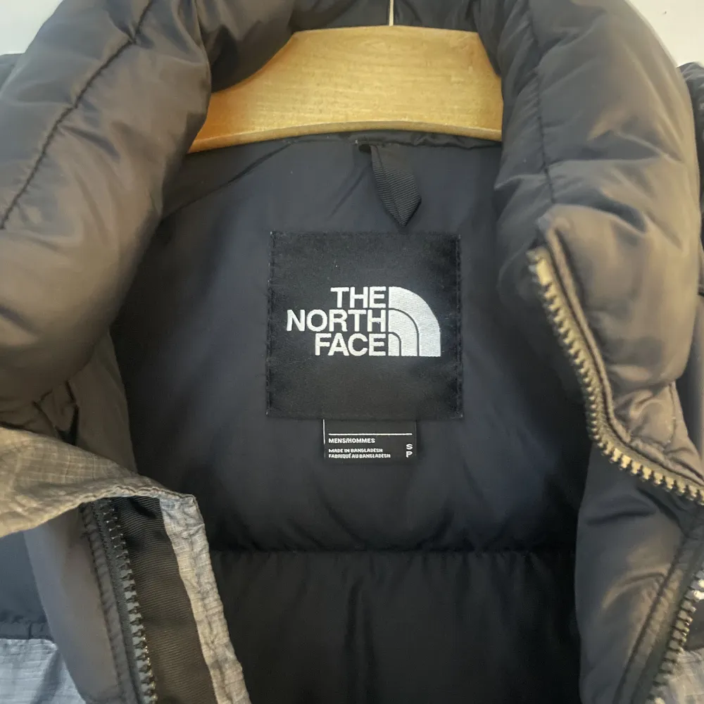 Äkta grå North Face dunjacka i mycket bra skick. Så otroligt bekväm och snygg, skriv gärna för intresse eller frågor! 💗Storlek S för män, jag är en kvinnlig M och passar mig bra.. Jackor.