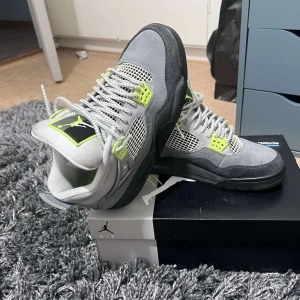 Jordan 4 neon - Jordan 4 bron nypris 10k säljer dom för 5k priset kan diskuteras vid snabb affär m