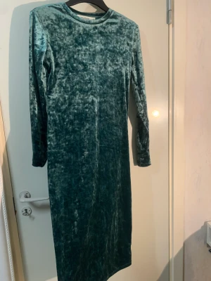 Grön klänning sammet  - Bra material, stretchig