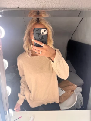 Stickad - En fin stickad i färgen ljus ljus brun. Ja fin detalj vid handledarna typ en liten slits. FRAKT 66kr