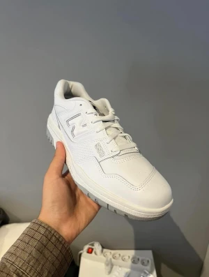 New balance 550 - New balance 550 white & grey  Storlek 44  Aldrig använda  Kvitto och box tillkommer 