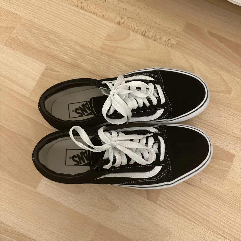 Vans platform nästan helt nya, strl 39. 560 inklusive frakt. Skor.