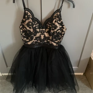 Nyårsklänning - Säljer denna superfina klänning som jag fick i julklapp! Perfekt till nyår eller annan fest!🥳🫶🏻