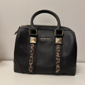 Victorias secret väska - Säljer denna såå fina väskan från Victorias secret❤️ Lite liknande zadigväskorna. Aldrig använd!❤️