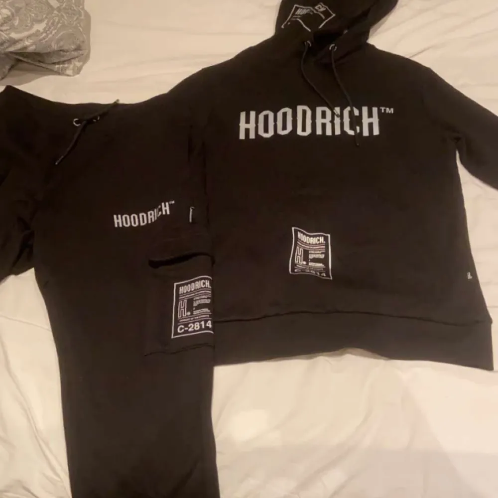 Hoodrich dress storlek s, vid snabb affär kan gå ner lite i pris och inga skador elr liknande. Hoodies.