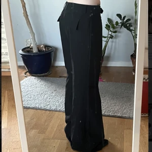 Kostymbyxor  - Super fina och bra att ha, dom är stora på mig och ska sitta som sista bilden🥲 Men funkar baggy, på bilden har jag satt haspen genom en av bältesöglorna så att dom passar.  midjemåttet är 82cm och innerbensmåttet är 80cm