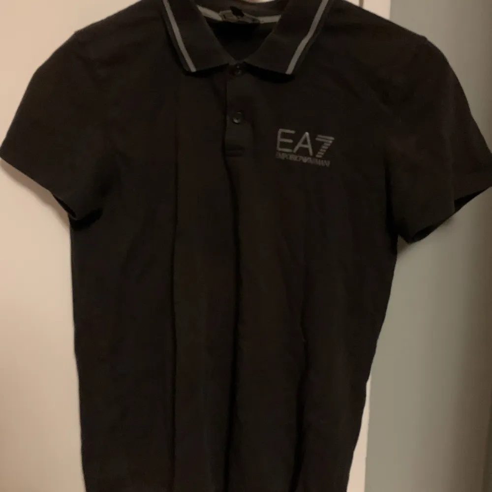 Säljer äkta  EA7 piké tröja. Tröjan är köpt på JD sports. Det är storlek 166 cm (barnstorlek), den sitter som en xs. . Tröjor & Koftor.