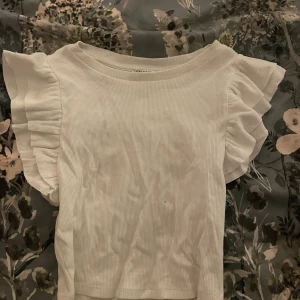 Zara tröja  - Från zara tröja med volanger stolek s minsta storleken. Inga defekter använd 2 gånger lite skrynklig.