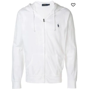 Polo Ralph Lauren - Tja! Säljer denna vita Polo Ralph Lauren zip hoodie. Använd ett fåtal gånger, köpt på farfetch för cirka 1700kr. Storlek: M skick 8/10 - gott skick. Fraktas spårbart genom PostNord.