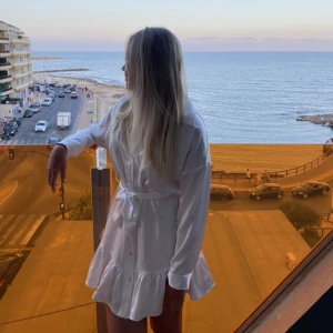 vit silkes klänning - En vit jättefin silkesklänning som användes till b.la student mottagningen men som inte kommer till användning lämgre. 