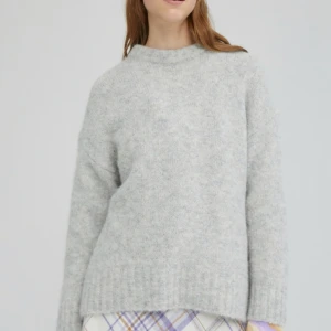 Grå stickad tröja  - Säljer en grå stickad tröja i ull. Nypris runt 1100:-! Säljer då jag råkade beställa 2 och inte hann returnera☺️Så fin och skön och helt i nyskick då jag som sagt har en likadan som jag använder. Passar allt mellan storlek XS-M