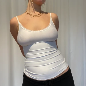 Vit korsett linne - Så fint stretchigt men med extra stark korsett midja 