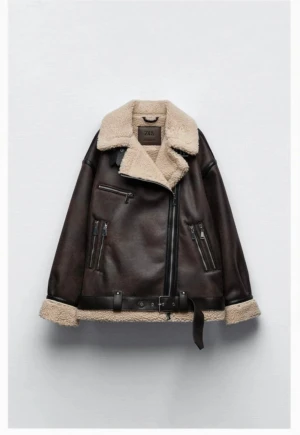 Bikerjacka Zara  - En Bikerjacka från Zara köpt här på plick. Var inköpt denna vinter. Inte använt köpte en ny jacka så darför säljer jag denna. 