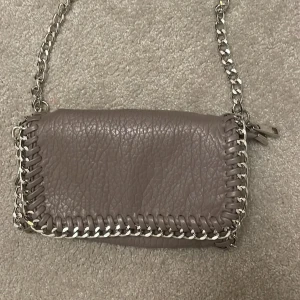  tiamo väska⭐️ - En fin äkta tiamo väska. Använd ett fåtal gånger,fint skick 💞 Köptes för 450kr på Scorett Kontakta vid intresse 