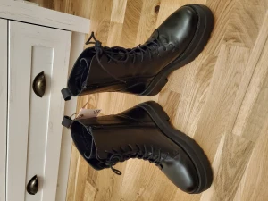 Kate Cobler stövlar  - Kate Cobler stövlar perfekt till vintern!  Nya, endast provade hemma. Stl 38. Nypris 1200 kr.