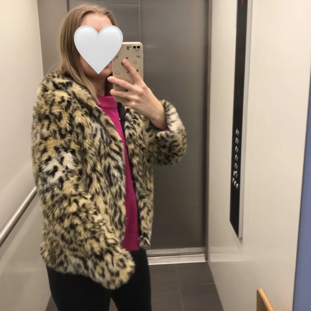 En jättefin kappa i fuskpäls i leo print!! 🐆 Har fickor samt luva. Varsamt använd! Frakt 66 kr spårbar . Jackor.