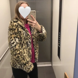 Leo kappa  - En jättefin kappa i fuskpäls i leo print!! 🐆 Har fickor samt luva. Varsamt använd! Frakt 66 kr spårbar 