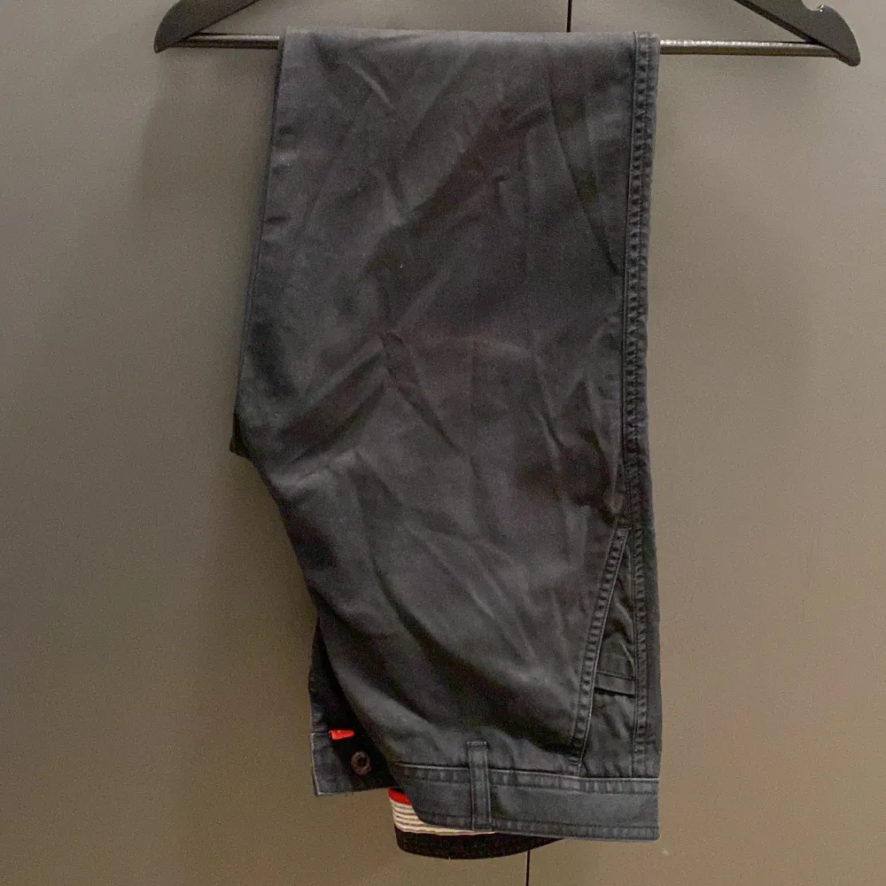 Slim Fit Sport Chinos in Black color from Van Heusen - size 30. Jeans & Byxor.