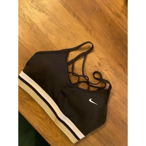 Sport bh nike - En jättefin sport bh från nike, använd fåtal gånger