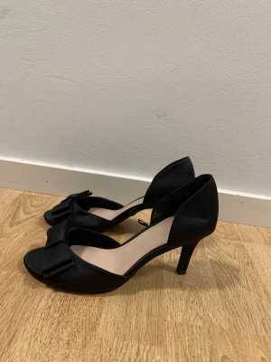 Svarta klacka skor - Säljer mina klackar som är  i bra skick💕,skorna passar med allt.