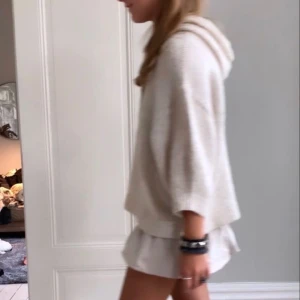 Stickad hoodie  - OBS jättemånga har skrivit så svarar på en i taget för att inte lova bort! Första två bilderna är lånade! Supermysig stickad hoodie från hm med lite kortare ärmar. Strl M och snäppet för oversized på mig som är 161. 200kr + 65kr frakt 